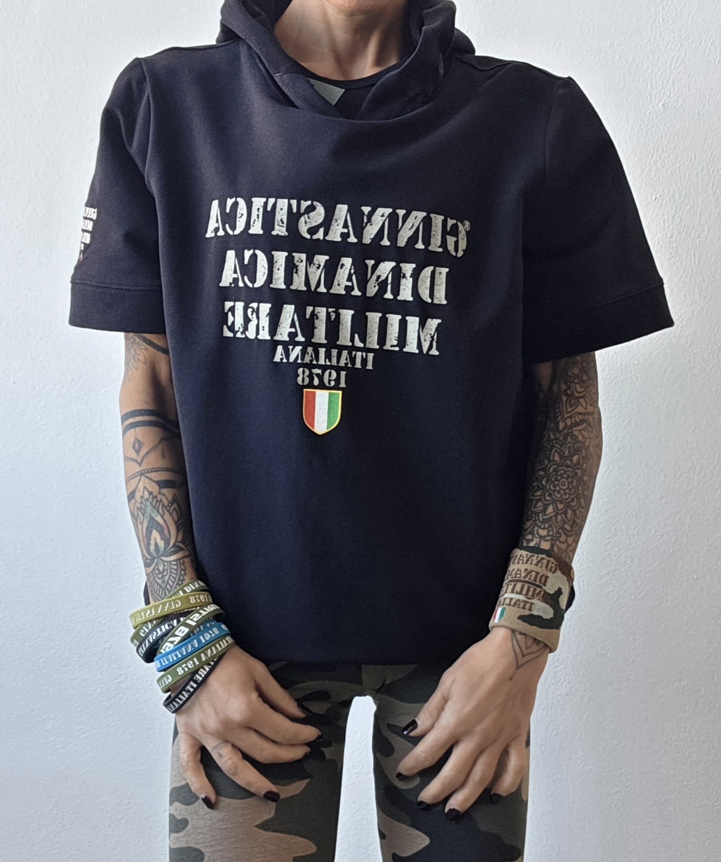 Felpa con Cappuccio Mezza Manica Logo Rovinato